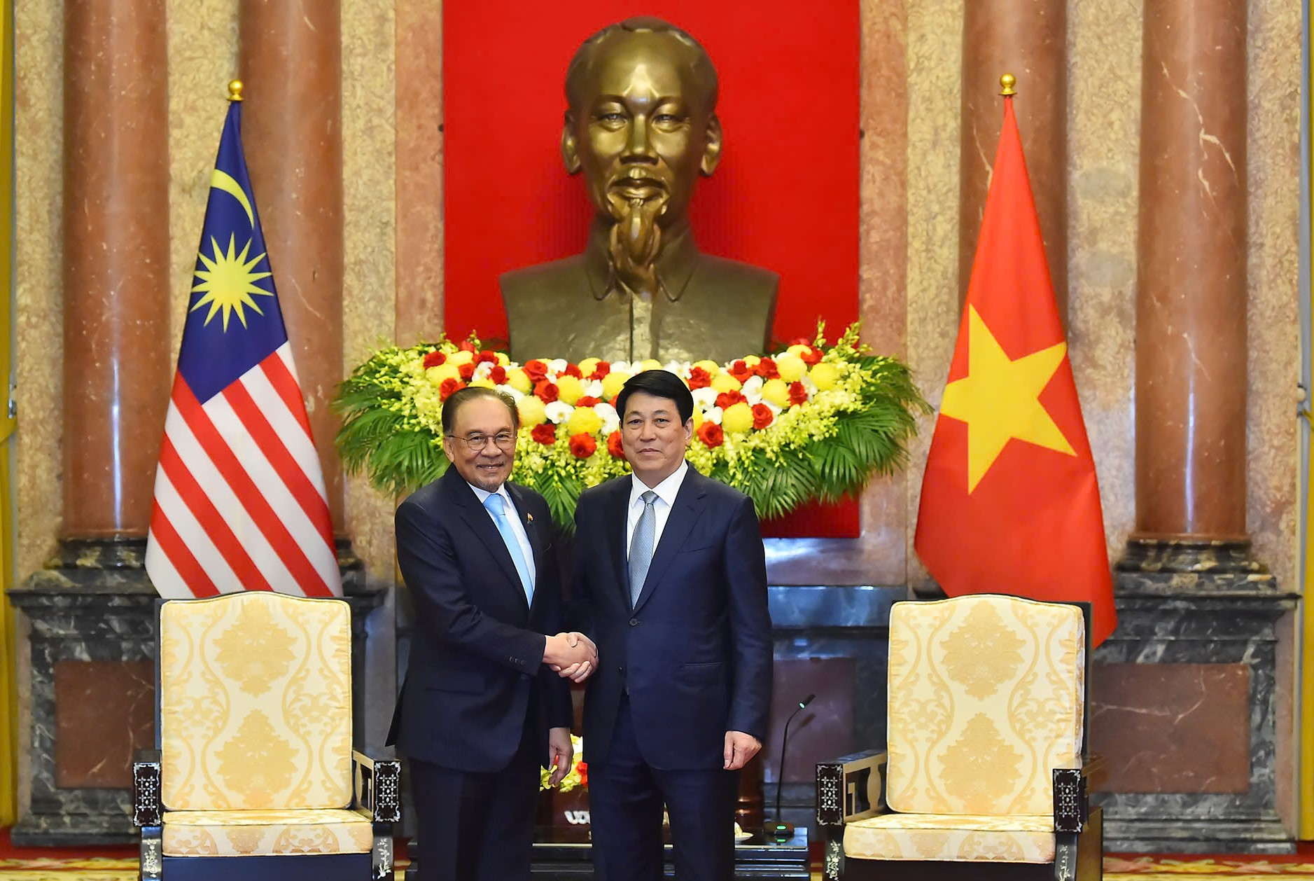 Chủ tịch nước Lương Cường tiếp Thủ tướng Malaysia Anwar Ibrahim